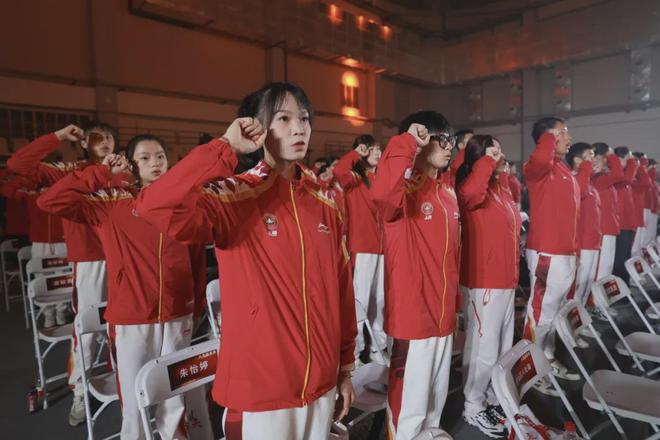 开云平台-精英运动员们战斗在赛场上，精神激发无限