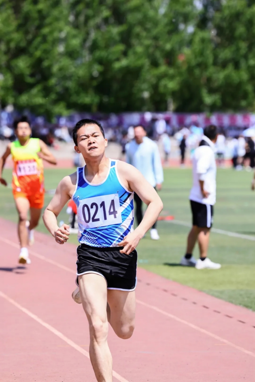 开云体育官方网站-运动员们在比赛场上奋勇拼搏，勇争第一