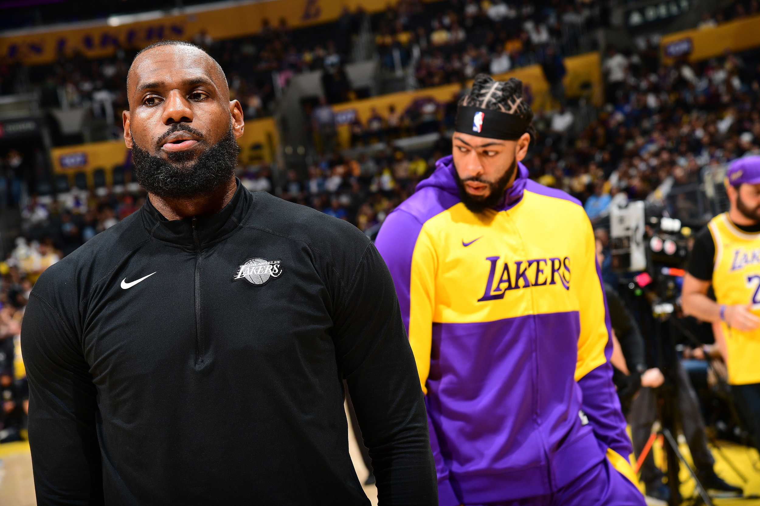 开云体育登录-包含湖人客场逆转太阳，詹姆斯关键时刻挺身而出的词条