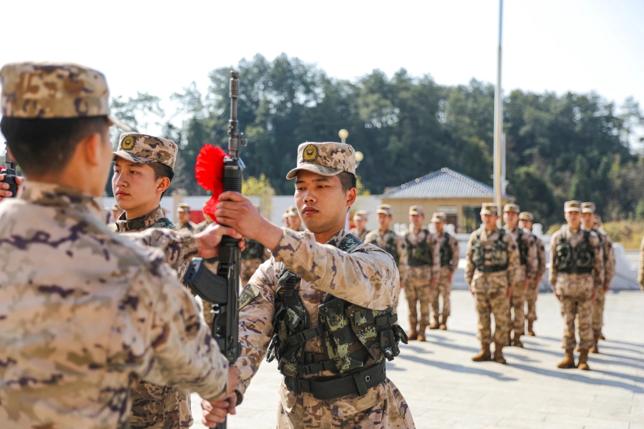 开云体育APP下载-关于开拓者队用好刺刀斩击猎户座，打团劝退冲进阵地直冲射击的信息